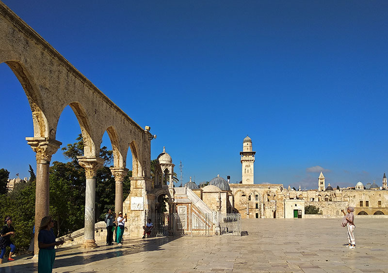 　在此除了要注意衣著外也要留意言行，在此如用英文說聖殿山(Temple Mount)被保安聽到了會直接被請出去。