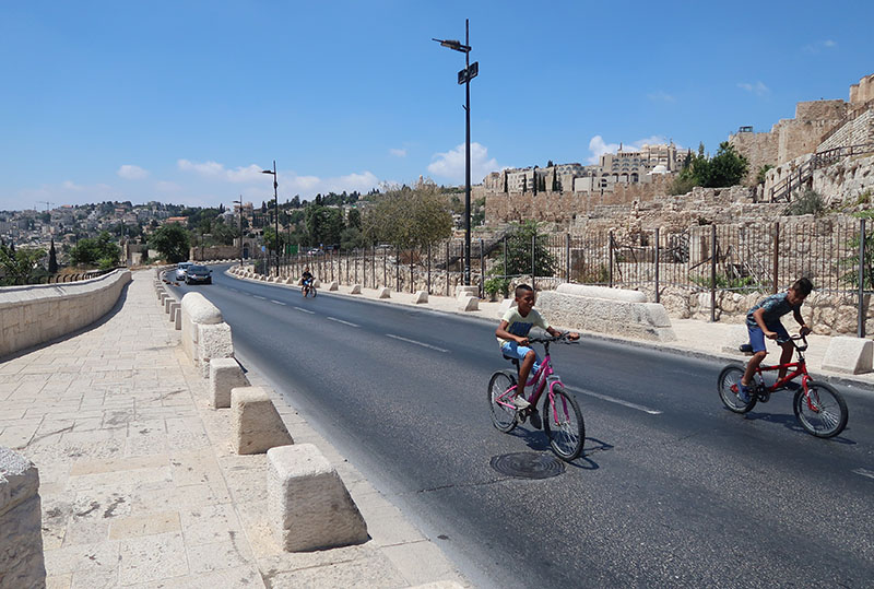 　錫安山是舊城中的高點，其實也是小山丘。如只在耶路撒冷，雙腳一定比四輪好用。