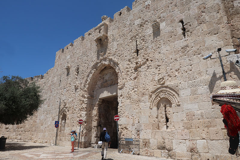 　彈痕累累的錫安門 (Zion Gate)，又名大衛門，是因為大衛墓位於錫安門附近。<br /><br />　1948年5月13日，最後一支英國軍隊撤出耶路撒冷，將錫安門的鑰匙交給猶太領袖。隨後爆發的第一次中東戰爭期間，猶太人在錫安門為爭奪猶太區控制權的戰鬥歸於失敗，錫安門和耶路撒冷舊城處於約旦控制之下，而錫安山由以色列統治。此後錫安門一直關閉，直到1967年六日戰爭後才重新開放。