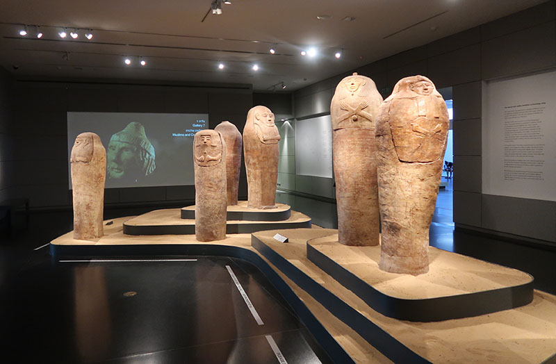 　考古館，收藏了大量的以色列考古發現，按照時間順序展示，是世界上館藏聖經考古文物最多的博物館。考古館按照時間順序依次分為七個展廳，展示從史前到奧斯曼時期的整個聖地歷史。