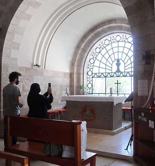 　主泣教堂是建於1953年的天主教堂，教堂很小，但透過祭壇後的玻璃窗及十字架看舊城耶路撒冷，是一幅不錯的畫面。<br /><br />　開放時間: 08:00-11:45, 14:30-17:00，費用:免費。