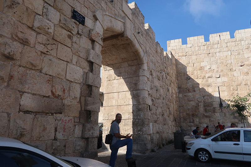 　途經另一古城門---新門 (New Gate)，新門是耶路撒冷舊城西北面的一個城門，面向北方，這座城門是耶路撒冷最晚開闢的一個城門，興建於1898年，使來訪的德國皇帝威廉二世可以直接到達基督徒區。