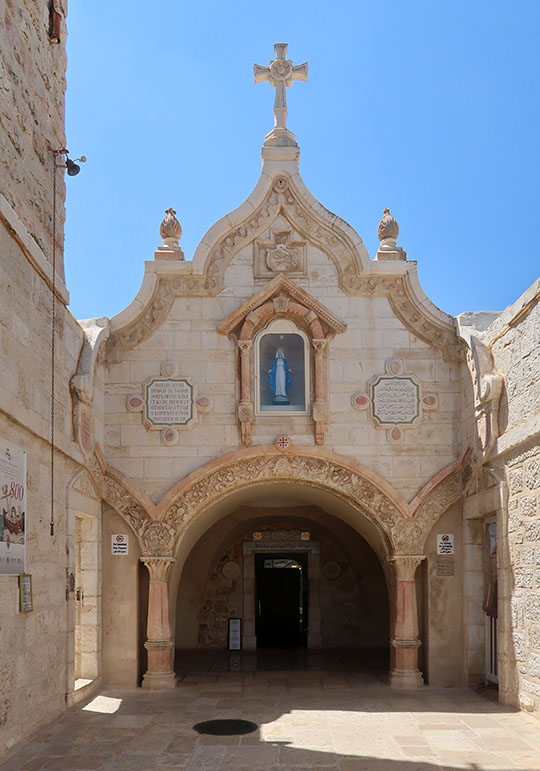 　乳洞穴教堂(Milk Grotto Church)，原址是個5世紀就蓋好的拜占庭教堂，現在這個教堂是1872年建立的。