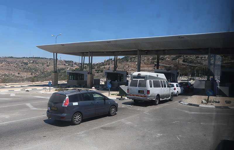 　參觀完三個教堂也準備回程了。<br /><br />　伯利恆的日常行政由巴勒斯坦自治政府進行管理，但進出口由以色列控制，來時沒任何關口或檢查站，回程時在這檢查站有士兵上車檢查證件。<br /><br />　並不見傳說中的隔離墻，回來查返才知，據說隔離墻就在落車點十幾廿分鐘腳程就能看到，沒看到隔離墻，都算是此行的一個小遺憾。