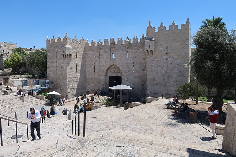 　對著巴士站的大馬士革門 (Damascus Gate)。