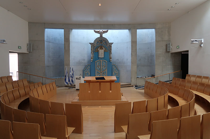 　用來追思的猶太會堂(Synagogue)，猶太教堂內和清真寺一樣不允許有偶像和畫像，祈禱時都要面朝耶路撒冷，建築如果可能也設計成朝向耶路撒冷。