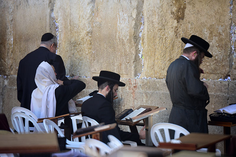 　好似任何時間都有猶太人在禱告。