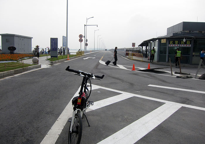 　碰巧今天是港珠澳大橋首日正式通車。