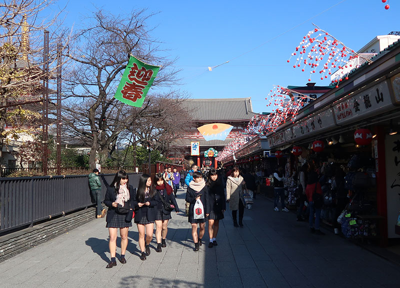 　過了「雷門」是很熱鬧的仲見世商店街。<br /><br />　中日雖有不少矛盾，但日本不似有些國家那樣全面否定中文。