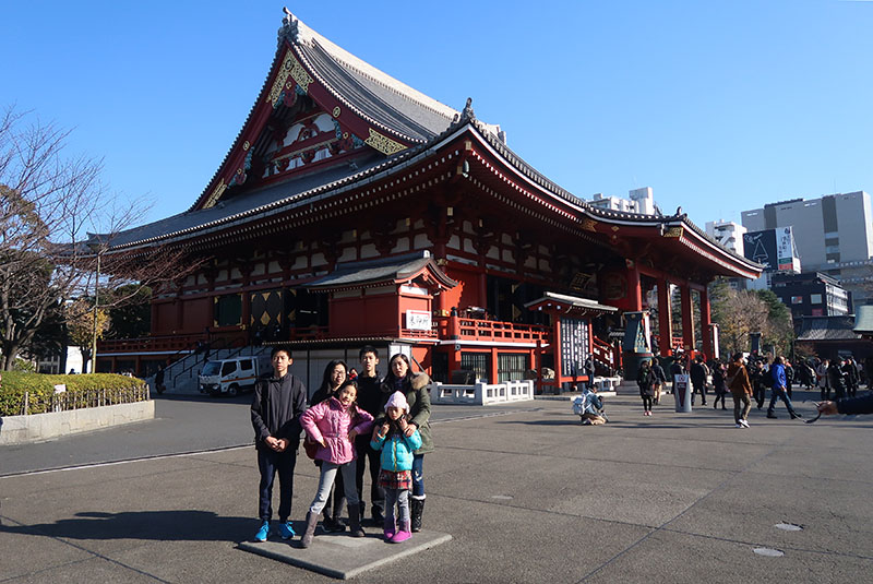 　最後是本堂，本尊觀音像供奉之地，故又稱觀音堂，淺草寺不同於日本的一般神社，其實是一座寺院，敬拜觀音，是東京都內歷史最悠久的寺院。