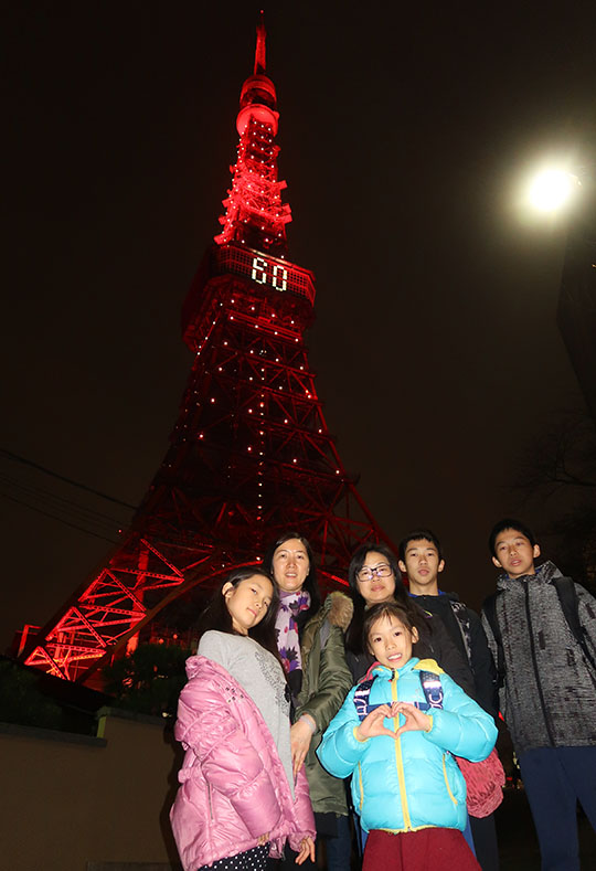 　東京鐵塔以巴黎艾菲爾鐵塔為範本而建造，高333公尺，比巴黎鐵塔還高13公尺，但對比之下，感覺氣勢遠不如巴黎鐵塔。