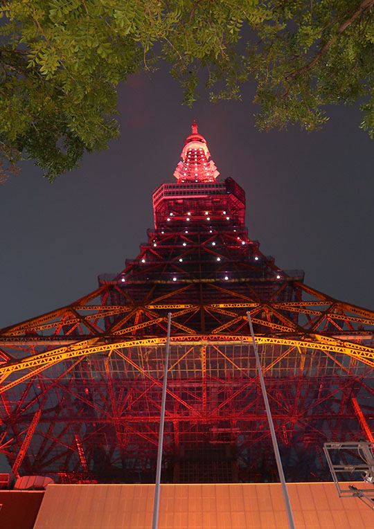 　一來東京鐵塔附近有不少高樓，二來該是與東京鐵塔減磅有關，原來巴黎鐵塔重7,300噸，而東京鐵塔只有4,000噸。其中比較有意思的是三分之一用於建塔的鋼鐵，來自韓戰時美軍的坦克廢鐵。