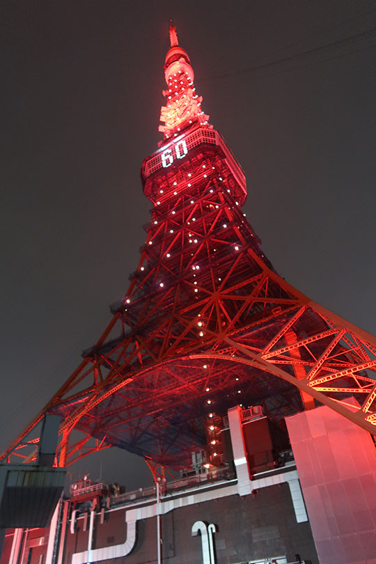 　東京鐵塔遠不如巴黎鐵塔漂亮的是它的設計，巴黎鐵塔的餐廳等商店在二層的大平台，塔下架空很簡潔。而東京鐵塔的餐廳等商店則在鐵塔腳下，管道外露亂七八糟，很突兀，難怪平時見到的東京鐵塔都見不到塔腳部份。不過可能是定位不同，東京鐵塔當初的主要目的是用於發送電視、廣播等各種無線電波，還在大地震發生時發送JR列車停止信號，兼有航標、風向風速測量、溫度測量等功能。