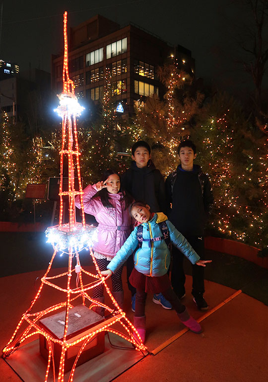 　東京鐵塔也可以上去參觀，但以它的高度及晚上，登塔未必有什麼可觀性，但今晚可能是聖誕假期，不少人在排隊等登塔，我們則是巴黎歸來不登塔。