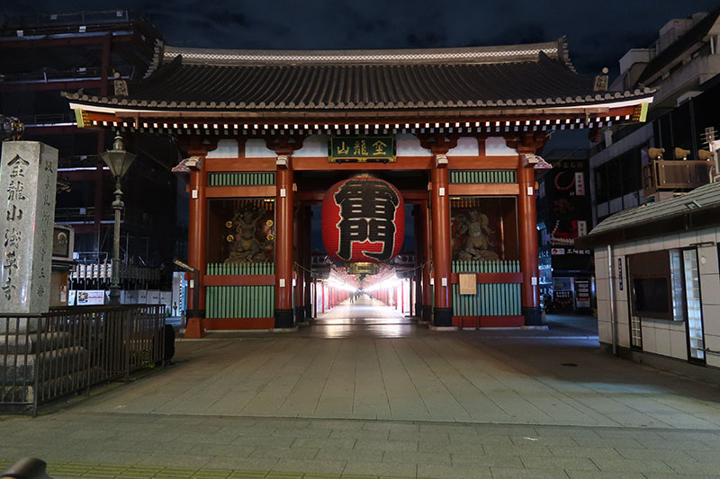 　晚上東京的溫度只有幾度，泡湯前還有些寒，泡完全身都暖起來，再到附近的淺草寺看看。