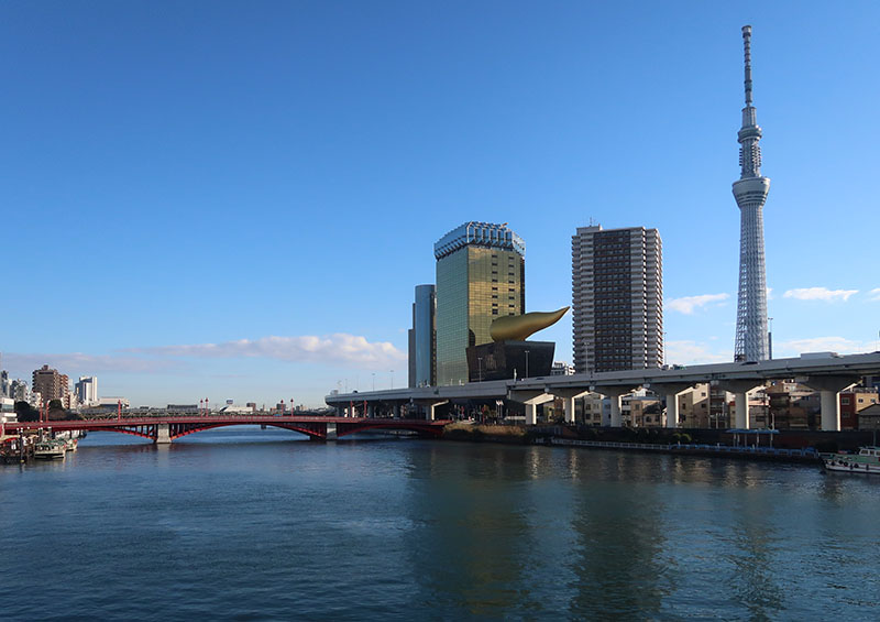 　再到河邊看看，第一晚到東京出了地鐵站第一眼看到的就是東京晴空塔，英語譯名：Tokyo Skytree，又譯稱東京天空樹、新東京鐵塔，於2008年動工，2012年完工。其高度為634公尺，於2011年11月17日獲得金氏世界紀錄認證為「世界第一高塔」，成為全世界最高的自立式塔形建築，目前亦為世界第二高的人工構造物，僅次於哈里發塔。這幾天天氣這麼好，登上該有機會看到富士山，但行程排不下了。
