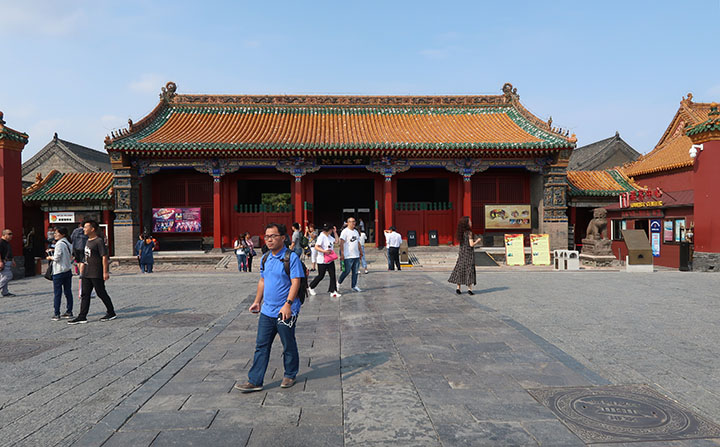 　大清門——瀋陽故宮的正門，俗稱午門。<br /><br />　據說，當年此門落成之後，只稱為“大門”，後來皇太極改國號為“大清”之後，聽說明朝北京皇城的正門命名為“大明門”，為了與之針鋒相對，克其鋒芒，遂把這座大門命名為“大清門”。不過笨忍認為此“大清門”從規模上想克“大明門”也有些自不量力了，但辦大事者最重要的是要有志氣。<br /><br />　門票60元，不貴，因為不用笨忍買票，哈哈