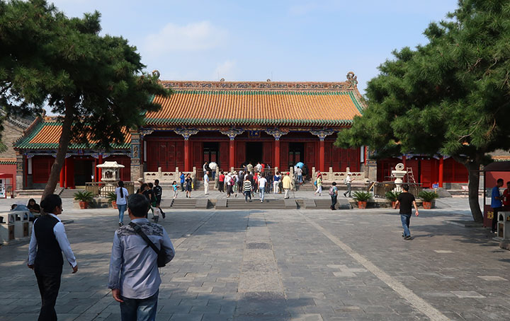 　崇政殿，瀋陽故宮最重要的建築俗稱“金鑾殿”，是清太宗日常臨朝處理要務的地方，西元1636年，後金改國號為大清的大典就在此舉行。