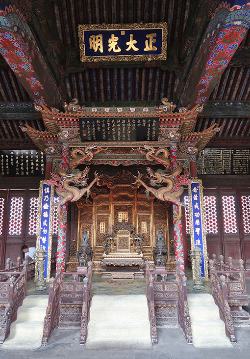 　崇政殿內的皇帝寶座，周圍基本上是漢字，不知當年是否如此。