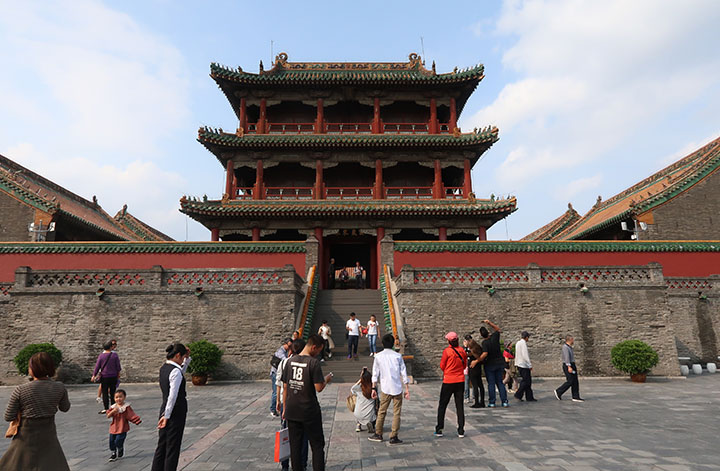 　崇政殿後繼續走就準備進入皇家的“后宮”。<br /><br />　建造在4米高青磚台基上的三層高鳳凰樓，是當時盛京的最高建築，建於1627～1635年間，皇帝進行政治活動和舉行宴會的地方。<br /><br />　瀋陽故宮和北京故宮的其中一重要區別，那就是北京故宮為殿高宮低，三大殿均居於高臺；而瀋陽故宮則為殿低宮高，鳳凰樓就是最鮮明的例子。這是符合滿族的先人女真人長期生活在山區的傳統生活習慣的。一是生活習慣的原因，另一方面，在高處便於瞭望敵情，時刻警惕來犯之敵，保護自身安全。<br /><br />　鳳凰樓也是後宮的門戶，下層為內宮門，是出入內宮區的通道。