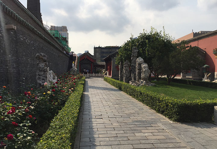 　後院，它與北京故宮的後花園不同，這裡實際上是當年皇宮裡儲存和加工糧食的區域。