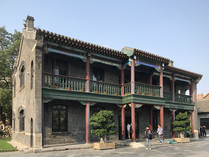 　小青樓，是一座中西合璧式的二層磚木結構小樓，建成於民國七年（1918年），因其採用青磚青瓦建築而成，俗稱小青樓。它是張作霖為他最寵愛的五夫人壽氏專門修建的。