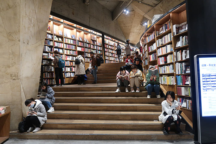 　設計師朱志康：因為位在素以慵懶聞名的成都，朱志康發現，四川人有一種「窩」的概念，到哪都要有坐下來的地方，所以他設計了很多角落，讓讀者「窩」在那兒看書。