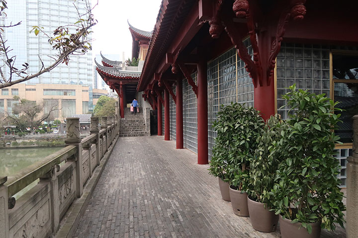　龐大的橋體只在兩側有窄窄的通道，也沒什麼人用，中間是一間大餐廳。