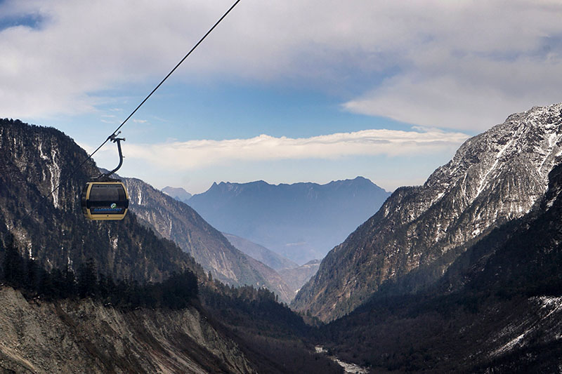 　先換乘景區車到海拔2900米三號營地，再坐纜車到海拔3600米的四號營地。