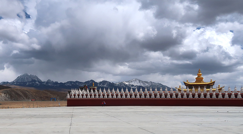 　木雅金塔與雅拉雪山。此處海拔也有3750M，為免高反太嚴重，走路也得一步一步慢慢來。<br /><br />　木雅金塔是由寧瑪派（紅教）六大佛寺之一的竹慶寺活佛多吉紮西活佛捐資于1997年為紀念十世班禪大師于此灌頂布法而修建的佛塔。