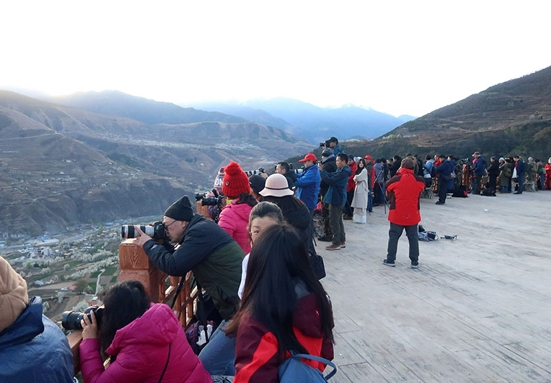 　早上七點半上到沙耳鄉神仙包觀景台，遊客明顯比中路藏寨時多，但山坡上位置多，每人總可以找到理想的拍攝位置。