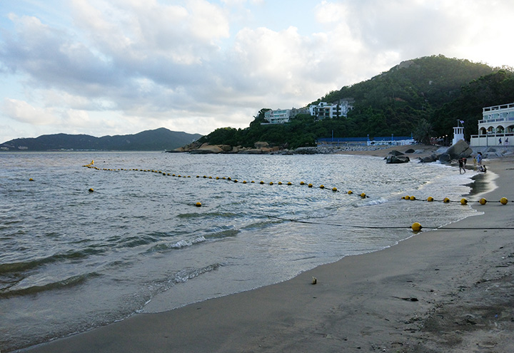 　上次陰影太大，隔足一年多才再重臨舊地，期間只能跑去外地大海止止海癮。<br /><br />　但今天算好彩，聽現場泳友對白，說這兩天水是最清的了。