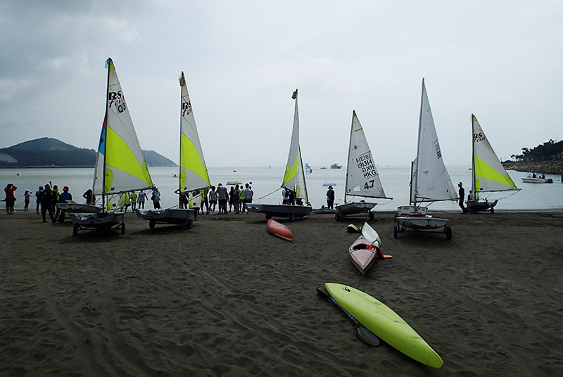 　帆船帆板賽原本說好的由黑沙來回竹灣也改只在黑沙對開的外海面比賽。