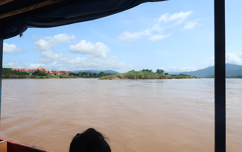 　首先沿湄公河逆流而上七八分鐘到前面兩河交界處，前面河中島就是緬甸領土，左面是泰國，右面是老撾。