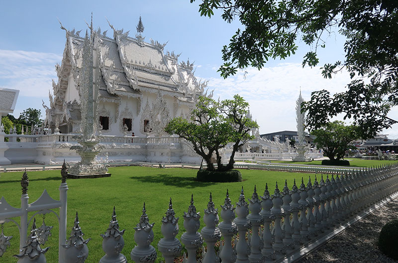 　不同於泰國傳統的寺廟，該寺以素白做底，銀鏡鑲邊，反射出奪目的光芒，象徵著佛陀的純潔和佛的智慧照耀著全宇宙，全白色相當特別，因此幾乎是遊客到泰北必訪景點，對泰北的旅遊業無意中做出不小的貢獻。