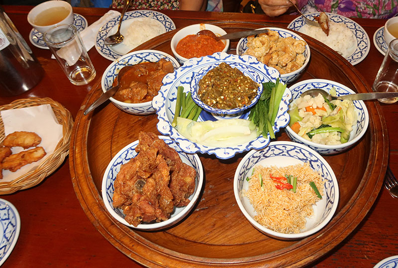 　飯菜可無限添加，但菜式只有咖喱豬肉、炸雞及清菜三樣合口味。