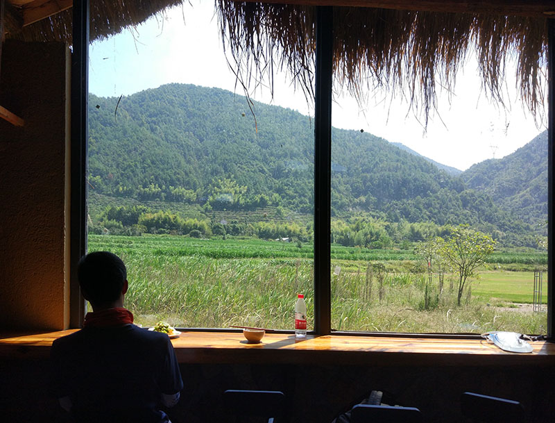 　飛行基地位於山腳下的一個村子附近，離鎮中心約六公里，交通不太方便，有時叫車都沒人回應。<br /><br />　午餐只在基地簡單解決了，看上去還不錯。