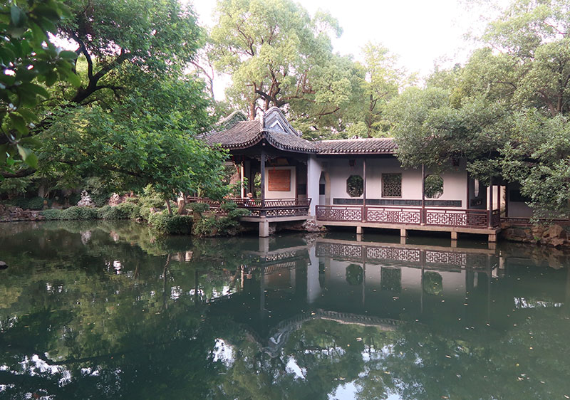 　園中景色最漂亮的該是池邊的知魚檻，似也是所有園林的標配。