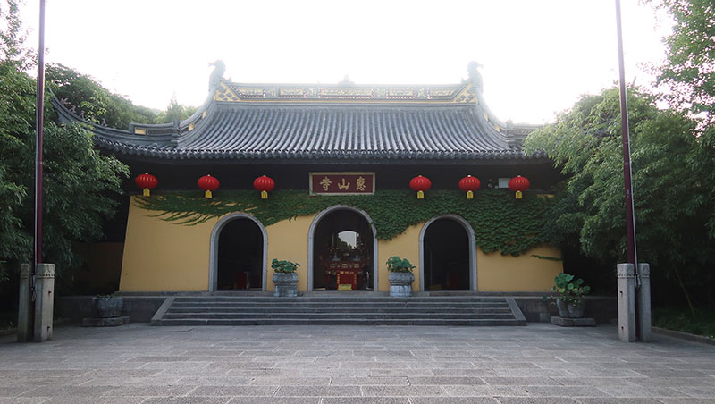 　惠山寺是錫惠勝景中的三個名勝之一，但寺廟看得太多，門口拍一張相片算了。