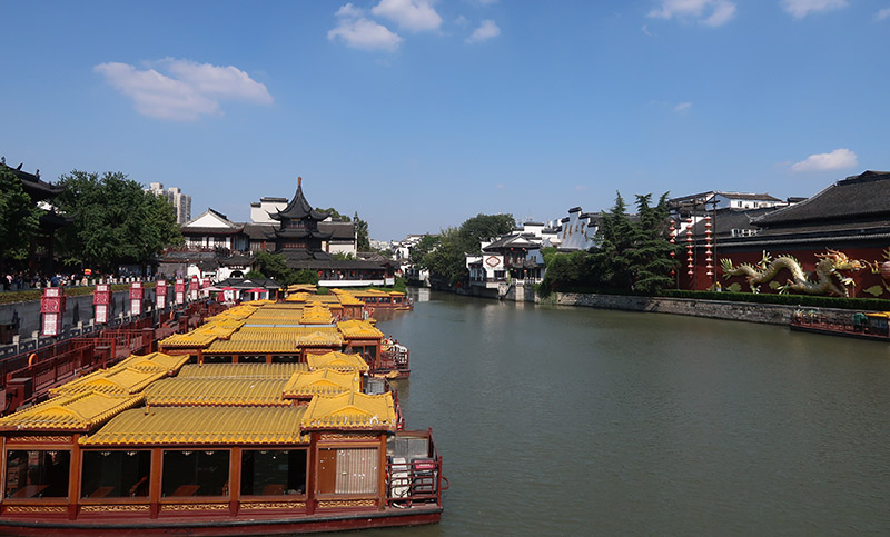 　夫子廟的照壁及秦淮河，秦淮河成了夫子廟的伴池。