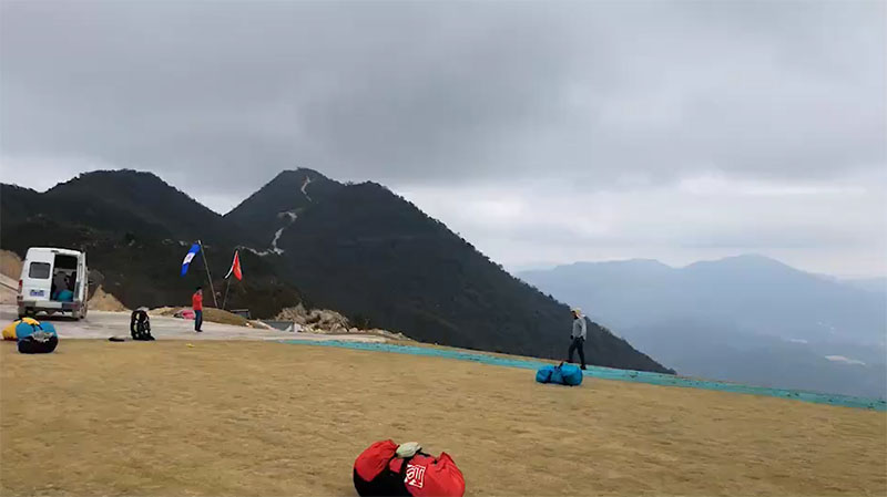 　兩點再開始逗傘，三點教練集合大家準備上大山。本來心想今天只是來練逗傘，想不到笨忍居然也可以上大山，可能是在小坡上的幾次練習令教練覺得還可以吧。<br /><br />　大山山高五六百米，上山約二十分鐘車程，車票40元。<br /><br />　山下晴天，山上有些小微雨，大家快手快腳一個接一個出發了。有些緊張及善忘，居然忘了扣胸帶，幸好山上有李助教幫忙檢查發現。忘扣胸帶問題還不算嚴重，如忘了扣腿肚帶，則有機會從高空掉下來，馬教說國內最起碼有兩起因此而掉命的，所以馬教後來再三叮囑大家在扣裝備時，任何人與你談話都不用理他，以防分心而忘記扣部份帶扣。