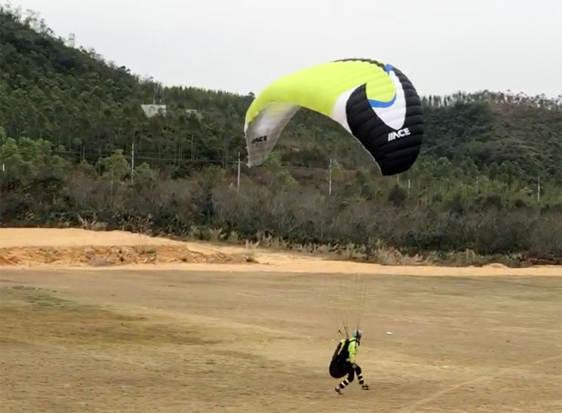 　過了五六分鐘飛到了降落場上空，首先在教練的指揮下在上風口進行左右360度消高，再U形進場，在馬教的指揮下也輕鬆瀟灑降落。