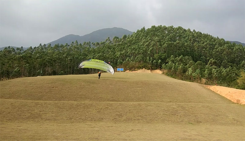 　風大逗傘也有一大好處，可以通過不斷鋪傘的動作令傘往前或上走，這在上午馬教已在小小小坡教過大家，笨忍也試成功，下午馬教在小坡示範傘不落地上坡，大家都覺很驚喜，因為平時練小坡最辛苦的是背傘上坡，走多幾趟確是挺累的，初時不明白小山和小坡效果都差不多，為何小山要車錢人卻更多，練多幾次小坡明白了。