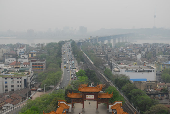 　黃鶴樓上望長江大橋。<br /><br />　武漢的空氣該會差過廣州．