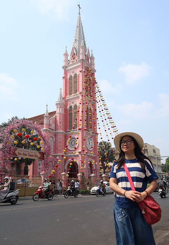 　粉紅教堂原是法國殖民時所興建的，據說原先教堂是一般的白色牆面，經歷多次的擴建與改整，在1957年才漆上粉紅色，無意中成為胡志明市一個著名景點。