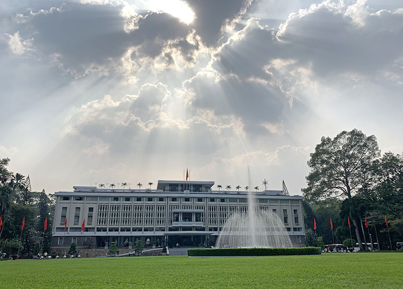 　統一宮，原為南越的總統官邸，稱為獨立宮，1975年西貢淪陷後改此宮為統一宮。<br /><br />　門票40,000 VND。