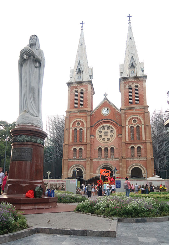 　胡志明市的聖母大教堂，因使用紅磚建造，又稱紅教堂。<br /><br />　禮拜日又是不開放，有很多信眾在內做禮拜，想不到越南的宗教可以這麼自由，以前真是對越南偏見了。