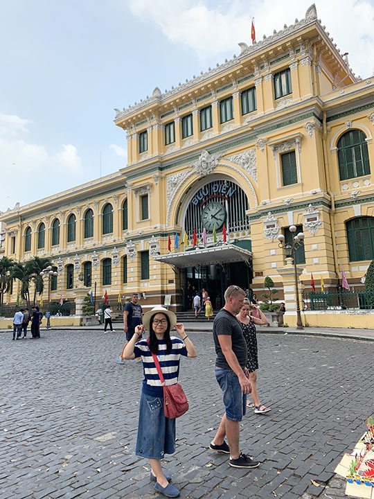 　西貢中央郵局，由法國於1886年至1891年間興建，至今仍作為郵局使用。郵局與紅教堂相鄰，加上有不少西方遊客，現場有些置身歐洲的感覺，難怪西貢有東方小巴黎之稱。