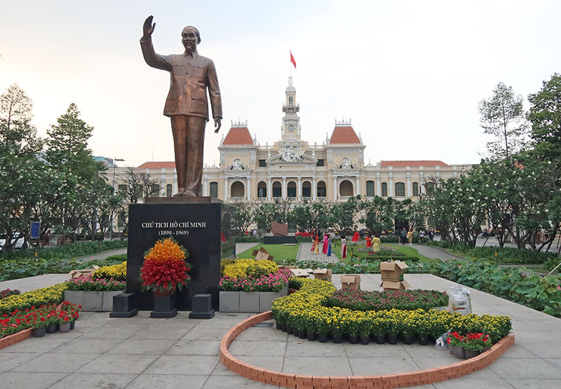 　胡志明市人民委員會大廳，於1902年興建，並且在1908年落成。<br /><br />　胡志明（1890.5.19～1969.9.2），本名阮必成，胡志明是他在二次大戰時用以抗日的化名，因而沿用。他是越共的主要創立者和領導人。1975年，北越軍隊攻占南越原首都西貢市，西貢市也因紀念胡志明而改名為胡志明市。