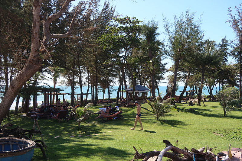 　沙灘太多太大了，這間酒店可以在草地樹蔭下曬太陽感覺該是不錯。